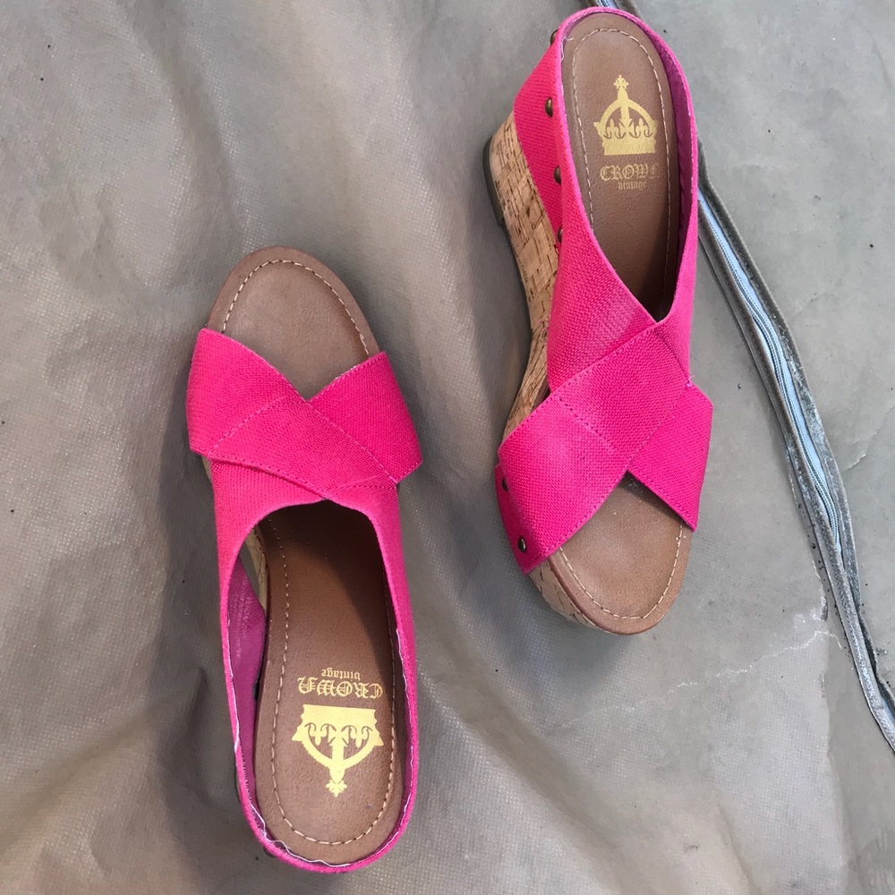 Casual fuchsia wedge sandals